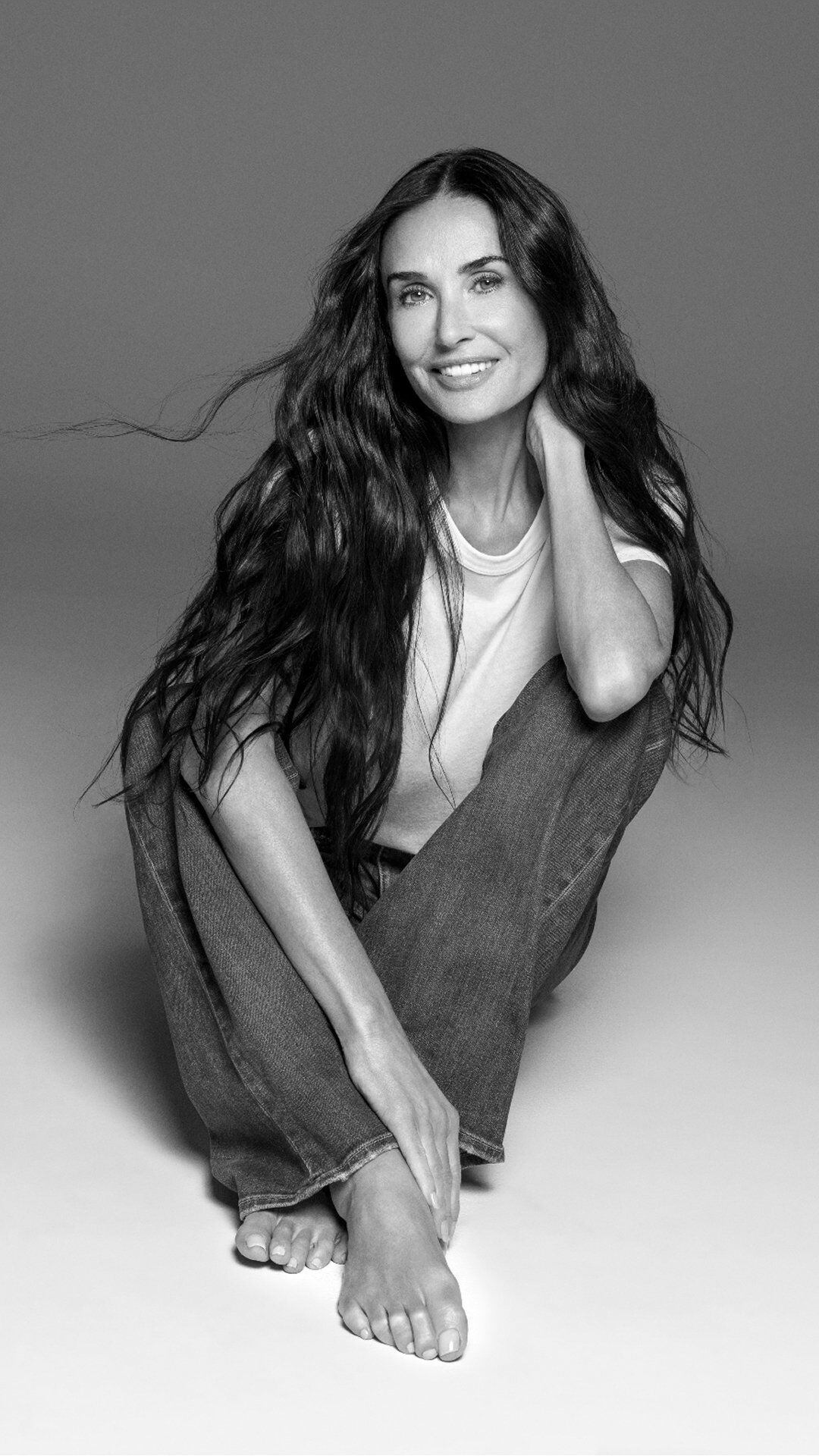 demi moore smiling with her hair down