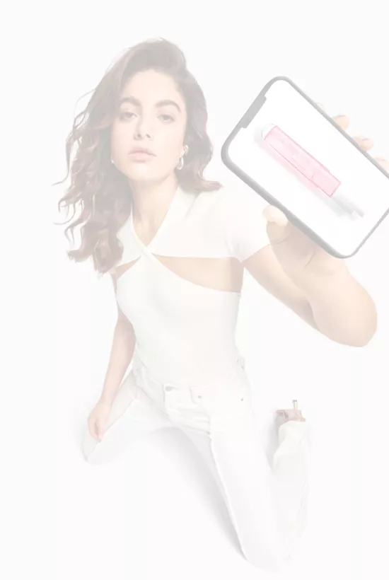 model Kerastase with Fusio-Dose on a phone