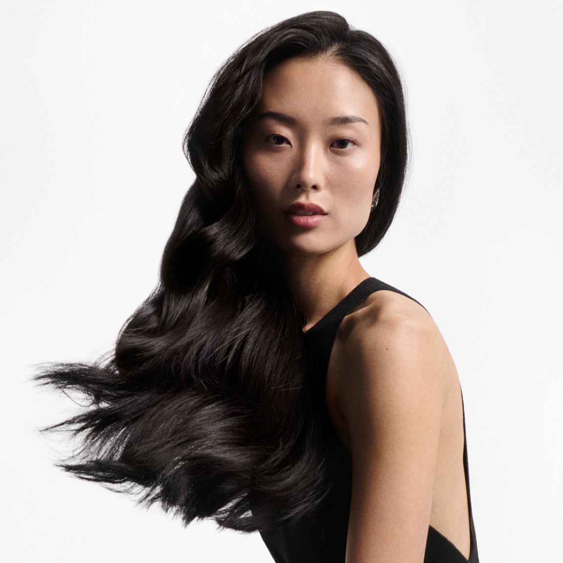 A person with the results of healthy hair following an anti-breakage haircare routine