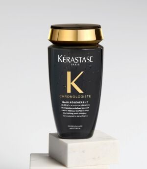 SHOT OF A BLACK AND GOLD chronologiste BOTTLE ON A PODIUM