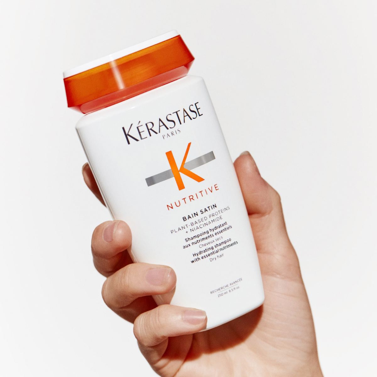 The Argile Equilibrante Cleansing Clay with its soft texture is the go-to hair product to detox and purify the scalp, and remove pollution particles and impurities.